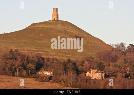 Glastonbury Tor erhebt sich über Somerset Levels,Somerset.England,U.K. Stockfoto