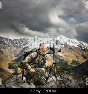 Jäger mit Fernglas, Beute Stockfoto