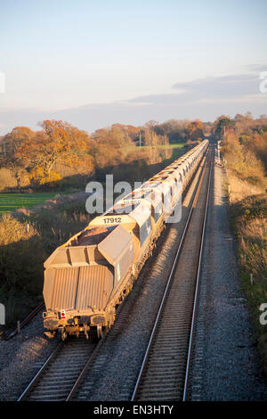 Offene Güterwagen Güterzug auf der West Coast mainline Woodborough, Wiltshire, England, UK Stockfoto