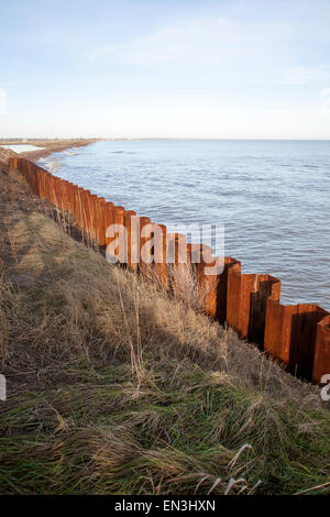 Stahl-Spundwände konstruiert als eine schnelle Erosion Küstenschutz Nordseeküste, Osten Lane, Bawdsey, Suffolk, England, UK Stockfoto