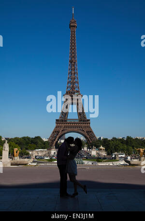 Frankreich, paar küssen in der Nähe von Eiffelturm Stockfoto