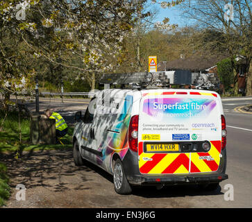 Ein BT-Ingenieur bei Breitbandverbindung mit geparkten Lieferwagen, Telford, Shropshire, England Stockfoto