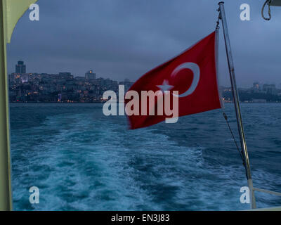 Bosporus Fähre mit türkischer Flagge - Istanbul, Türkei Stockfoto