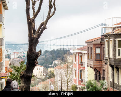 Alte traditionelle Häuser in Üsküdar, Stadtteil von Istanbul mit Blick auf Bosporus-Brücke im Hintergrund, Türkei Stockfoto