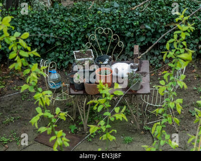 Katze auf einem alten Gartentisch in Istanbul, Türkei Stockfoto