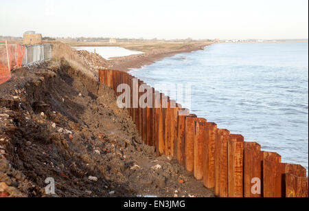 Stahl-Spundwände konstruiert als eine schnelle Erosion Küstenschutz Nordseeküste, Osten Lane, Bawdsey, Suffolk, England, UK Stockfoto