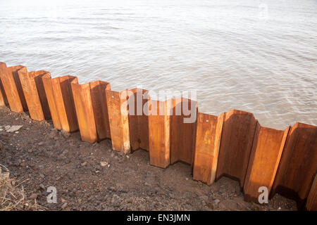 Stahl-Spundwände konstruiert als eine schnelle Erosion Küstenschutz Nordseeküste, Osten Lane, Bawdsey, Suffolk, England, UK Stockfoto