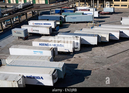 Fahrzeug-Container am Kai im Hafen von Malaga, Spanien Stockfoto