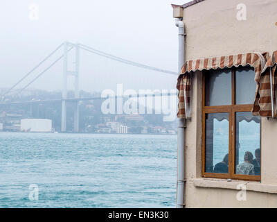 Blick von Üsküdar Stadtteil von Istanbul, Bosporus-Brücke, auf der rechten Seite ein restaurant Stockfoto