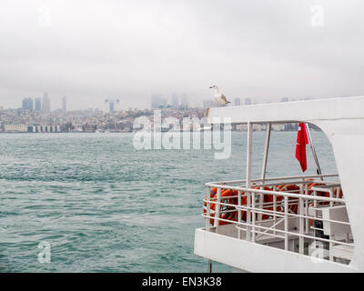 Fähre mit Seagiull mit Blick über den Bosporus nach Besiktas europäischen Teil von Istanbul, Türkei Stockfoto