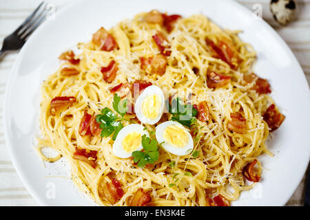 Nudeln. Spaghetti mit Carbonara Soße, Parmesan-Käse, Speck und Wachteln Eiern. Italienische Küche. Tiefenschärfe, flachen DOF. Stockfoto