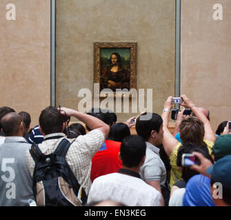 Frankreich, Paris, Touristen fotografieren Mona Lisa malen Stockfoto