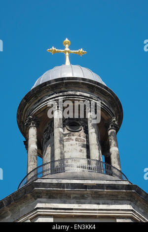 Shrewsbury, Shropshire: Ein Goldkreuz steht an der Spitze der Kirche St. Chad in Shrewsbury Stockfoto