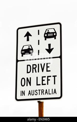Weißen und schwarzen Schild "Fahren Sie links in Australien" Verkehrsregelung, eine wichtige Unterscheidung zu amerikanischen Reisenden. Stockfoto