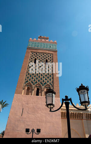 Koutoubia Moschee oder Kutubiyya-Moschee, Marrakesch, Marokko.  Hergestellt aus Sandstein.  Größte Moschee in Marrakesch. Stockfoto