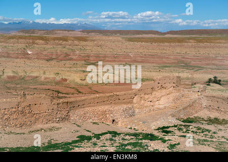 Blick von Ait Benhaddou, Herritage des Weltkulturerbes.  Befestigte Stadt oder Ksar Ounila River (Asit Ounila), entlang der ehemaligen Karawanenstraße Stockfoto