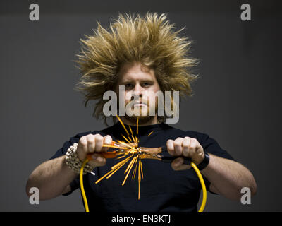 Mann-Betrieb-Jumper-Kabel Stockfoto