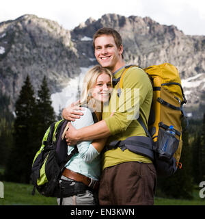 junges Paar auf einer Wanderung Stockfoto