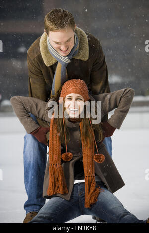 Paar fallen beim Eislaufen Stockfoto