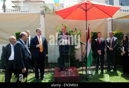 Ramallah, Westjordanland, Palästinensische Gebiete. 27. April 2015. Palästinensische Ministerpräsident Rami Hamdallah beteiligt sich an einer Zeremonie am niederländischen Vertreter, Kennzeichnung der Königstag (Koningsdag), die Feier des Geburtstages des Königs, in der Westbank Ramallah am 27. April 2015 Credit: Premierminister Büro/APA Bilder/ZUMA Draht/Alamy Live News Stockfoto