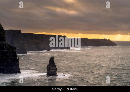 Ein Blick auf den Sonnenuntergang über die Cliffs of Moher im County Clare Irland.  Bildnachweis: Euan Cherry Stockfoto