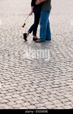 Italien, Rom, Vatikan, Großaufnahme der Beine eines Paares rose steht auf Kopfsteinpflaster Stockfoto