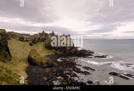 Einen Blick an einem bewölkten Tag des mittelalterlichen Dunluce Castle, County Antrim in Nordirland Credit: Euan Cherry Stockfoto