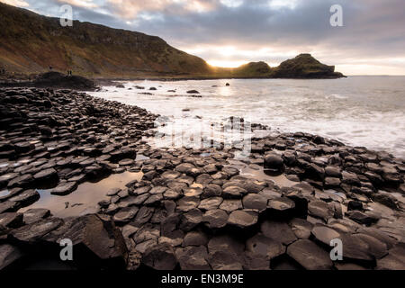 Sonnenuntergang über Giant es Causeway in County Antrim an der nordöstlichen Küste von Nordirland.  Bildnachweis: Euan Cherry Stockfoto