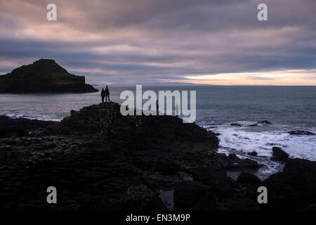 Sonnenuntergang über Giant es Causeway in County Antrim an der nordöstlichen Küste von Nordirland.  Bildnachweis: Euan Cherry Stockfoto