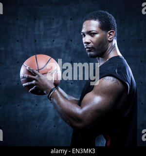 Porträt von männlichen Basketball-Spieler mit ball Stockfoto