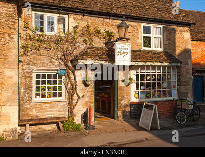 Traditionelle altmodische äußere Bäckerei Dorfladen in Lacock, Wiltshire, England, UK