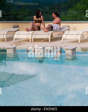 Italien, Toskana, junges Paar entspannenden Pool Stockfoto