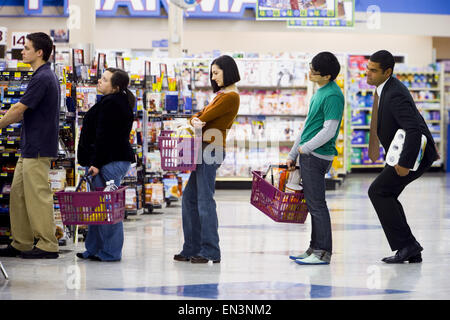 Menschen im Einklang mit der Warenkörbe im Supermarkt warten Stockfoto