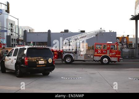 Kat Von D Tattoo-Studio geht in Flammen KAT VON D bekannt, dass Tattoo-Studio in West Hollywood schwere Schäden erlitten hat, nachdem ein Feuer in den frühen Morgenstunden des Donnerstag (23 Oct 14 brach).    Feuerwehrleute waren aufgerufen, die Szene von Los Angeles-Streifen-Mall bei ca. 04:00 Ortszeit zu setzen aus die Flammen, die hohe Spannung des Künstlers Promi Tinte Tätowierungen, wo Reality-show LA Ink verschlungen hatte gefilmt und einem benachbarten Friseur.    Die Ursache für das Feuer wird derzeit untersucht.    Während des Vorfalls wurden keine Verletzten gemeldet.    Von D hat noch nicht die Nachrichten kommentieren.  Fe Stockfoto