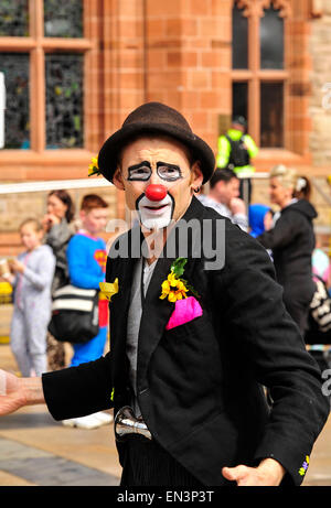 Clown mit bemaltem Gesicht und rote Nase trägt einen Hut in der Guildhall Square, Derry, Londonderry, Nordirland. Stockfoto