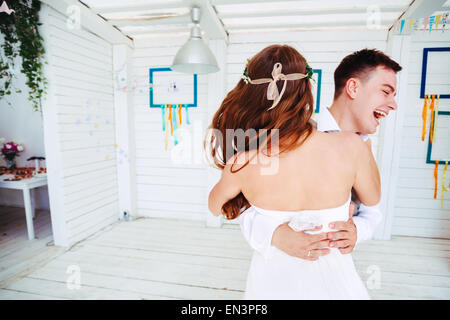 Glückliche junge Paar Hochzeit, lachen und tanzen. Selektiven Fokus auf Braut. Stockfoto