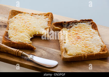 Käse auf Toast mit einem Bissen aus ihm heraus genommen. Stockfoto