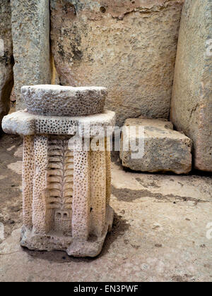 Frei stehende gestaltete Altar in der Hagar Qim megalithischen Tempel Komplex - Malta Stockfoto