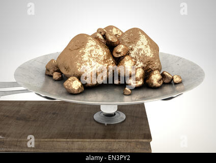 Eine alte aus Holz und Metall zwei Pfanne Balance Waage mit Goldnuggets in seitlich auf einem isolierten weißen Hintergrund Stockfoto