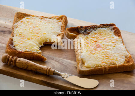 Käse auf Toast mit einem Bissen aus ihm heraus genommen. Stockfoto