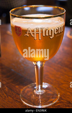 Ein bedrucktes Glas Affligem belgischen Abtei Bier in einem Gebrandeten chalice eine Leiste am Freimaurerischen Arme, Kirkcudbright, Schottland, pub Tabelle getränke Gläser Stockfoto