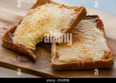 Käse auf Toast mit einem Bissen aus ihm heraus genommen. Stockfoto