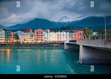 Innsbruck. Bild von Innsbruck, Österreich während der Dämmerung mit Alpen im Hintergrund. Stockfoto