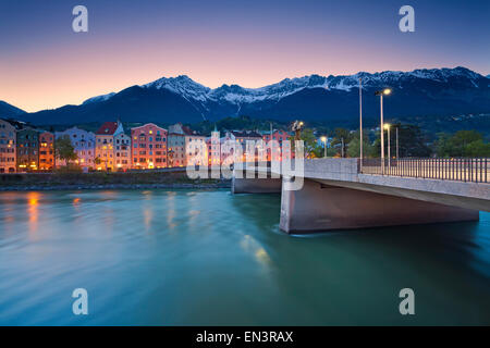 Innsbruck. Bild von Innsbruck, Österreich während der blauen Dämmerstunde mit Alpen im Hintergrund. Stockfoto