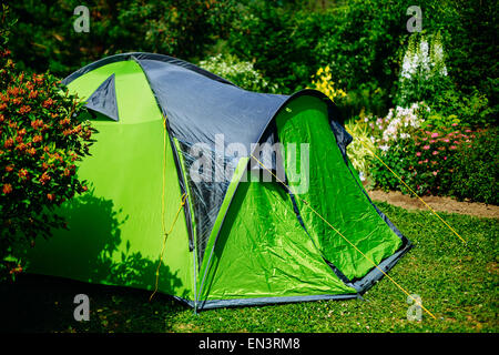 Tourist-Zelt auf der grünen Wiese. Camping Hintergrund. Stockfoto