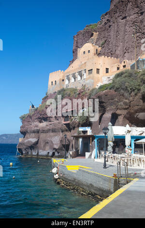 Alten Hafen Ormos an der Westküste der Insel Santorini am Fuße des Caldera-Klippen im Fira in den griechischen Kykladen Stockfoto