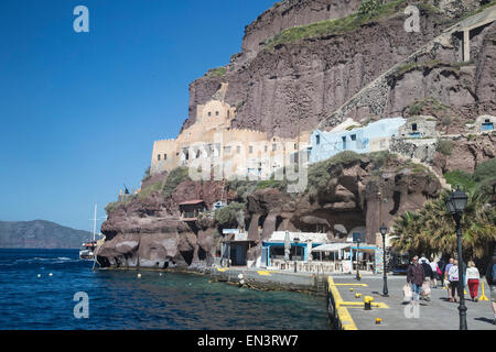 Alten Hafen Ormos an der Westküste der Insel Santorini am Fuße des Caldera-Klippen im Fira in den griechischen Kykladen Stockfoto