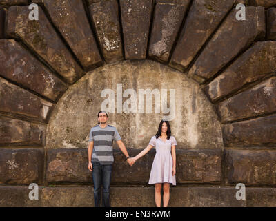 Italien, Florenz, Portrait von junge Paar Hand in Hand mit Steinmauer Stockfoto