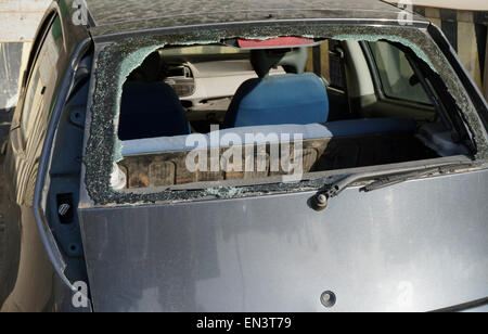 Verlassene Fiat Auto mit zertrümmerte Heckscheibe Stockfoto