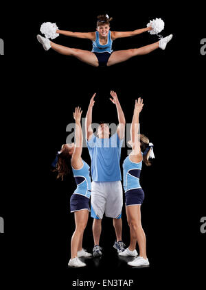 Studio shot der Cheerleader (16-17) Unterstützung Freund bei Sprung Stockfoto